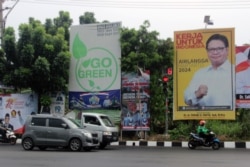 Foto Airlangga Hartanto di Jalan Margonda Raya, Depok. (Foto: VOA/Indra Yoga)