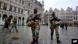 Polisi anti teror Belgia melakukan patroli di kawasan Grand Place di Brussels (foto: dok). 