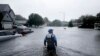 Seorang anggota SAR North Carolina menyusuri lingkungan yang terendam banjir mencari warga yang masih tertinggal saat badai Florence terus menumpahkan hujan lebat di Fayetteville, N.C., hari Minggu, 16 September 2018 (foto: AP Photo/David Goldman).