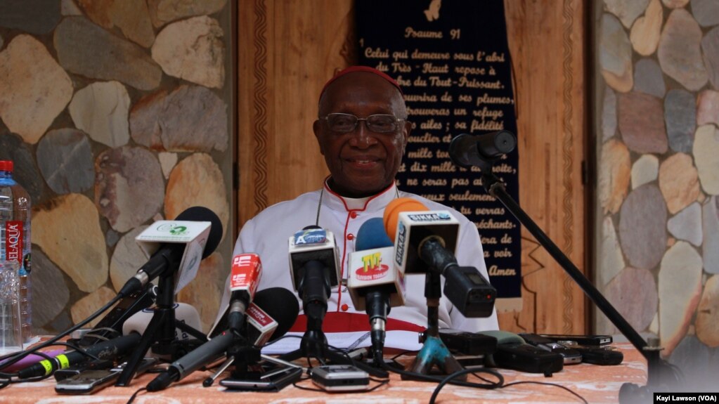 Mgr Philippe Fanoko Kpodzro, archevêque émérite de Lomé, lors de son intervention du 14 février 2018. (VOA/Kayi Lawson)