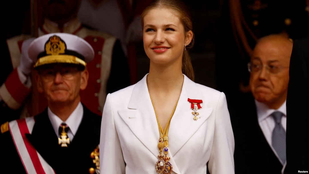 La princesa Leonor sonríe en la ceremonia de juramentación coo heredera oficial del trono de España en Madrid, el 31 de octubre de 2023.