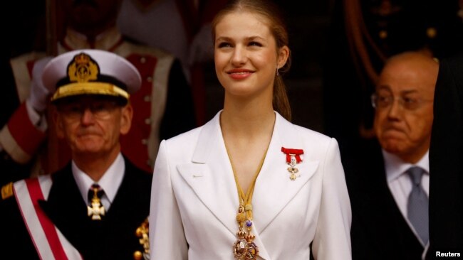 La princesa Leonor sonríe en la ceremonia de juramentación coo heredera oficial del trono de España en Madrid, el 31 de octubre de 2023.