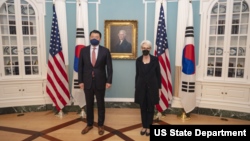 웬디 셔먼 국무부 부장관(오른쪽)과 최종건 한국 외교부 제1차관이 16일 미국 워싱턴의 국무부 청사에서 회담했다.