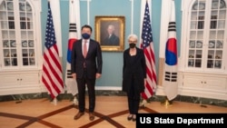 웬디 셔먼 국무부 부장관(오른쪽)과 최종건 한국 외교부 제1차관이 16일 미국 워싱턴의 국무부 청사에서 회담했다.