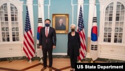 웬디 셔먼(오른쪽) 미 국무부 부장관과 최종건 한국 외교부 1차관이 지난해 11월 워싱턴에서 회동하고 있다. (자료사진)