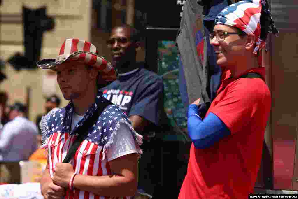 Penjual suvenir Donald Trump menyediakan kaos, topi hingga pin di Cleveland, 20 Juli 2016. Konvensi Nasional Partai Republik berakhir hari Kamis, setelah Trump menyampaikan pidato menerima nominasinya.