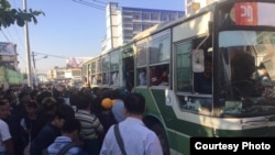 ရန်ကုန်မြို့ ဘတ်စ်ကားမှတ်တိုင်တခုမှာ YBS ယာဉ်လိုင်းအသစ်တွေကို စီးဖို့ ခရီးသည်များ စုပြုံ စောင့်နေကြစဉ် (ဓါတ်ပုံ- Thiha Thwe Facebook)
