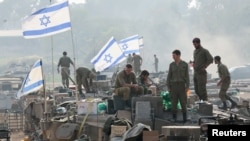 ARHIVA - Izraelski vojnici stoje na tenkovima u blizini granice Izraela i Gaze. 1. januara, 2024. (Foto: Reuters/Violeta Santos Moura)