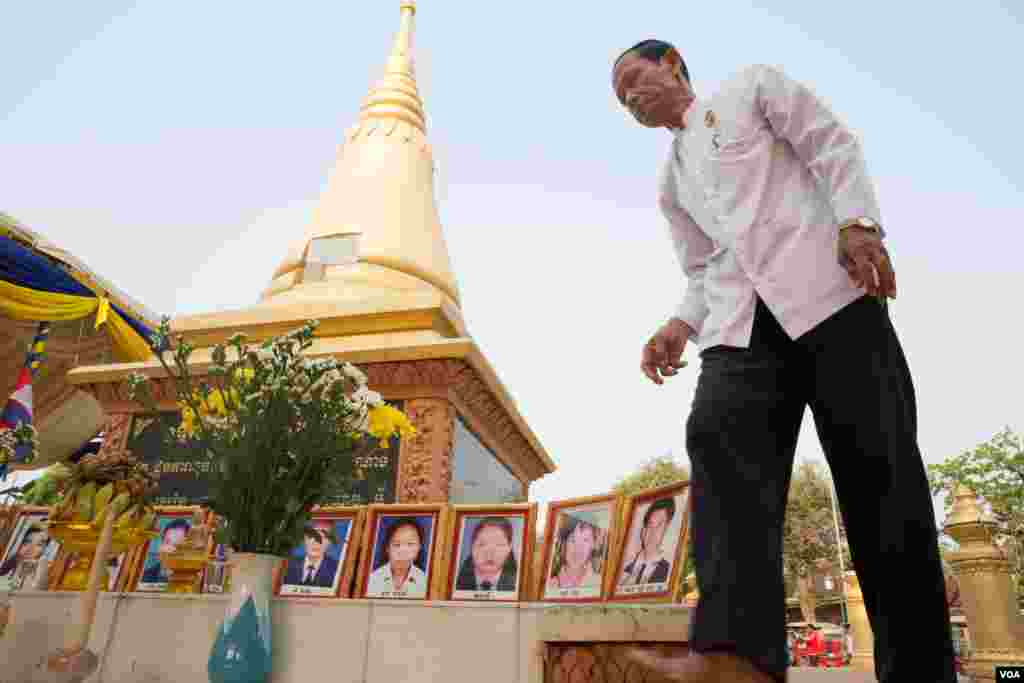 A man mourns for those killed in the 1997 grenade attack at a stupa in Wat Botum park in Phnom Penh, Cambodia, Wednesday, 30 March 2016. (Leng Len/VOA Khmer)