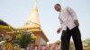 A man mourns for those killed in the 1997 grenade attack at a stupa in Wat Botum park in Phnom Penh, Cambodia, Wednesday, 30 March 2016. (Leng Len/VOA Khmer)