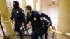 პოლიცია კონგრესის შენობის დაცლას ცდილობს