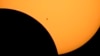 En esta imagen difundida por la NASA se ve la silueta de la Estación Espacial Internacional con el Sol de fondo durante un eclipse solar, el 21 de agosto de 2017, en una fotografía captada desde el lago Ross, en el Parque Nacional Northern Cascades, en el estado de Washington.