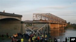 Deo mosta preko reke Skagit, u državi Vašington, srušio se juče zajedno sa nekoliko vozila