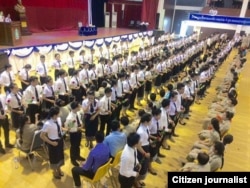 ນັກ​ຮຽນ​ພາ​ກັນ​ເອົາ​ດອກ​ໄມ້​ໄປ​ອວຍ​ພອນ​ໃຫ້​ຄູ ໃນ​ວັນ​ຄູ​ແຫ່ງ​ຊາດ ປີ 2016 ຢູ່ໂຮງຮຽນນຶ່ງໃນນະ​ຄອນ​ຫລວງວຽງ​ຈັນ