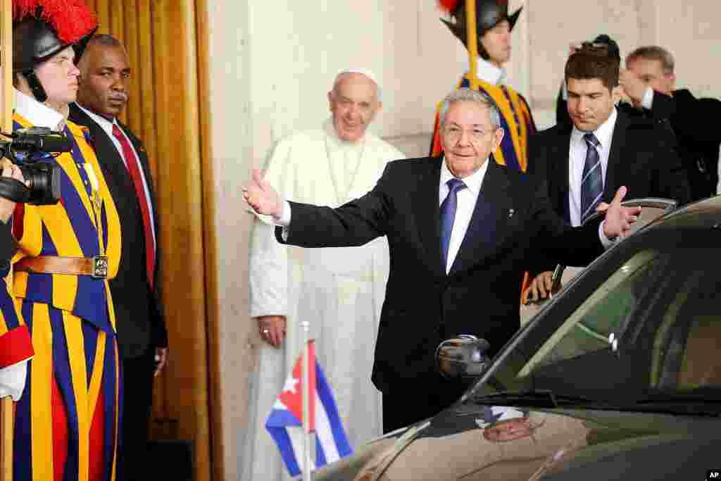 Cuban President Raul Castro waves as Pope Francis looks at him, at the end of a private audience at the Vatican, May 10, 2015.