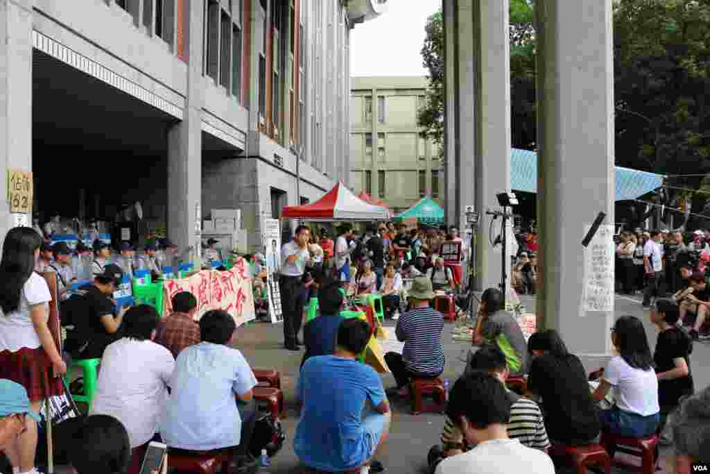 台湾民众星期天在台北的教育部门前示威游行，声援反对“黑箱课纲”的学生，要求教育部长下台。(2015年8月2日 杨明拍摄)