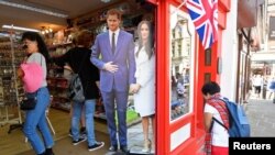 Souvenir bertema pernikahan keluarga kerajaan Inggris, Pangeran Harry dengan Meghan Markle terlihat mulai dijual di Windsor, Inggris, 8 Mei 2018. (Foto: dok).