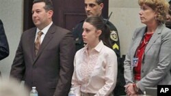 Casey Anthony sa svojim odvjetnicima sluša čitanje presude, 5. srpnja 2011.