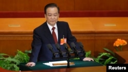 时任中国总理的温家宝在全国人大年度会议上讲话。（2013年3月5日）