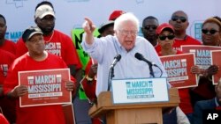 Bernie Sanders parle devant des milliers de personnes à un rassemblement à Nissan, Missouri, le 4 mars 2017.