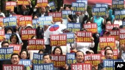 Các thành viên Liên đoàn Tự do Triều Tiên với các khẩu hiệu kêu gọi sự an toàn cho những người đào tị Triều Tiên tại Seoul, Hàn Quốc, hôm 4/6/2013. Tháng trước, một chiếc tàu với 4 người đào tị Triều Tiên đã cập cảng ở Hàn Quốc.