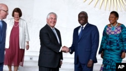 Ngoại trưởng Mỹ Rex Tillerson bắt tay Chủ tịch Ủy ban Liên minh châu Phi (AU) Moussa Faki của xứ Chad, sau cuộc họp tại trụ sở AU, hôm 8/3/2018 ở Addis Ababa, Ethiopia.