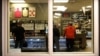 Para pelanggan tampak di sebuah toko senjata api di Des Plaines, Illinois, AS (foto: ilustrasi). Penggunaan senjata api di tempat-tempat umum AS meningkat selama pandemi. 