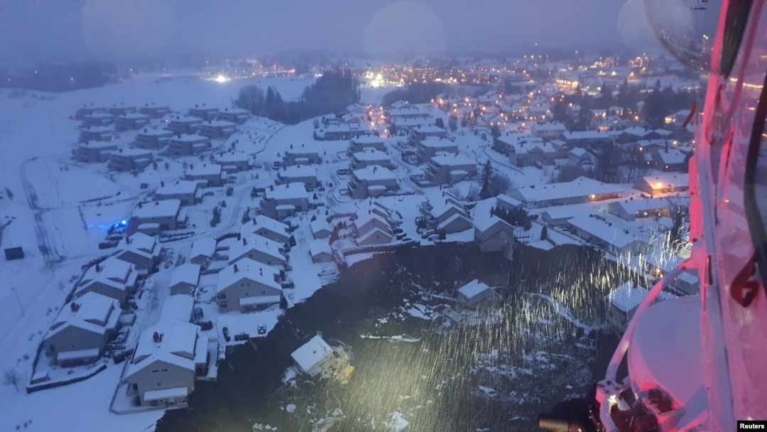 Pemandangan lokasi permukiman yang diterjang tanah longsor di Desa Ask, sekitar 40km arah utara Oslo, Norwegia, 30 Desember 2020. 