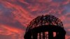 FILE - Siluet Kubah Bom Atom saat matahari terbenam di Hiroshima, Jepang bagian barat, 5 Agustus 2013.