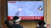 Warga menyaksikan layar televisi yang menampilkan siaran uji coba rudal Korea Utara, di sebuah stasiun kereta api di Seoul pada 22 April 2024.(Foto: AFP)