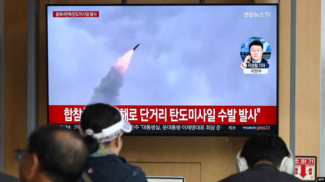 Warga menyaksikan layar televisi yang menampilkan siaran uji coba rudal Korea Utara, di sebuah stasiun kereta api di Seoul pada 22 April 2024.(Foto: AFP)