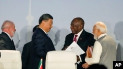 BRICS အစည်းအဝေးမှာအတူတွေ့ရတဲ့ တရုတ်သမ္မတ Xi Jinping နဲ့ အိန္ဒိယဝန်ကြီးချုပ် Narendra Modi (သြဂုတ် ၂၄၊ ၂၀၂၃)