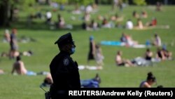 Centralni park u Nujorku - rekreacija građana dok su restriktivne mere i dalje na snazi (Foto: REUTERS/Andrew Kelly)