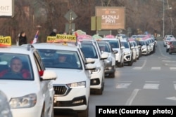 Veliki broj beogradskih taksista stigao je u Novi Sad da preveze u Beograd studente koji su dva dana pešačili do Novog Sada kako bi učestvovali u blokadi sva tri novosadska mosta, u Novom Sadu, 2. februara 2025. (Foto: FoNet)