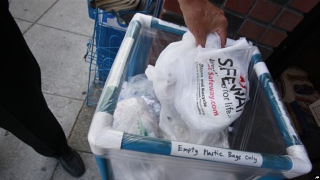 Tas plastik belanjaan merupakan salah satu jenis limbah plastik yang didaur ulang menjadi bahan bakar oleh perusahaan JBI di New York (foto: dok).