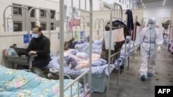 武漢輕症新冠病毒感染者被收住在一所臨時改建的方艙醫院。（2020年2月17日） 