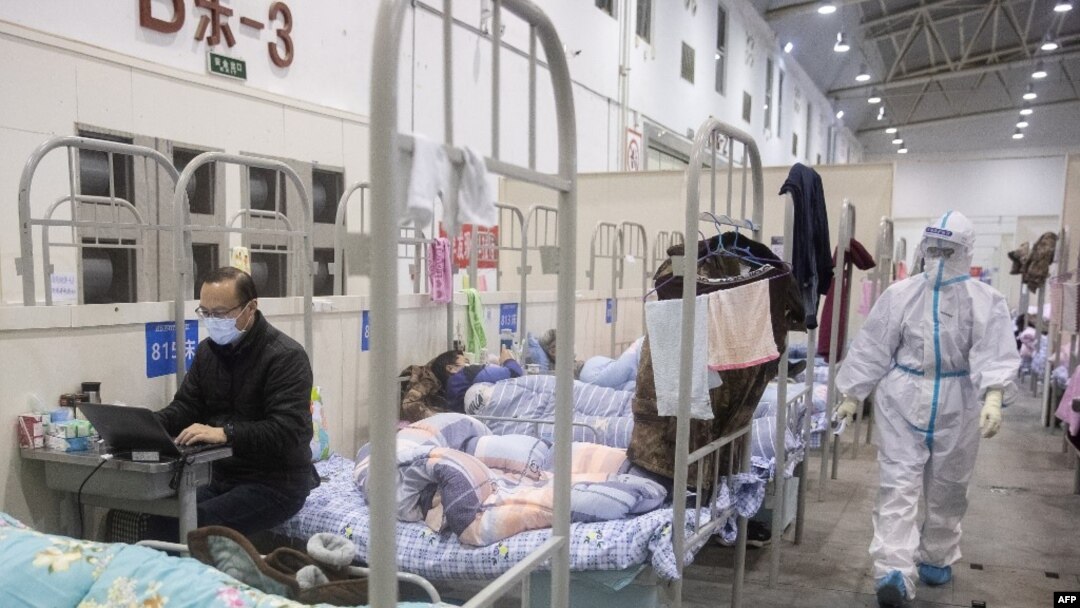 武漢輕症新冠病毒感染者被收住在一所臨時改建的方艙醫院裡。（2020年2月17日）