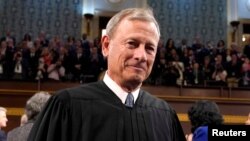 যুক্তরাষ্ট্রের সুপ্রিম কোর্টের প্রধান বিচারপতি জন রবার্টস প্রেসিডেন্ট ডনাল্ড ট্রাম্পের শপথবাক্য পাঠ করাবেন। ফাইল ফটো।