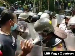 Aksi kekerasan yang melibatkan aparat keamanan dan warga. (Foto: Courtesy/LBH Yogya)
