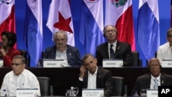 Presiden AS Barack Obama (depan-tengah) dalam acara KTT Amerika di Cartagena, Kolombia (14/4). Obama membantah bahwa pemerintah AS mengabaikan Amerika Latin.