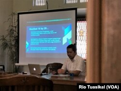 Tim media Rumah Cemara, Prima Prakasa, dalam media briefing pengalihan 10 persen anggaran perang terhadap narkoba untuk layanan kesehatan, Kamis, 29 November 2018, di Bandung. (Foto: Rio Tuasikal/VOA)