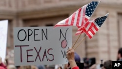 抗议者聚集在德克萨斯州首府奥斯汀，公开反对德克萨斯州对COVID-19疫情的处理。（2020年4月18日）