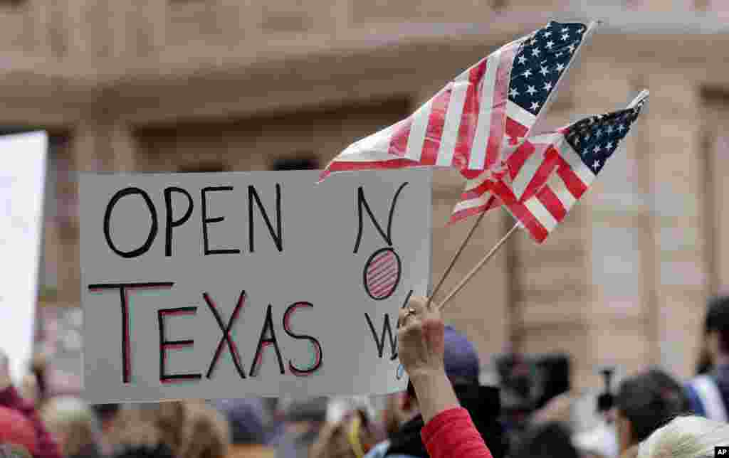 احتجاج میں شریک افراد حکومت سے کاروباری مرکز کھولنے کا مطالبہ کر رہے تھے۔