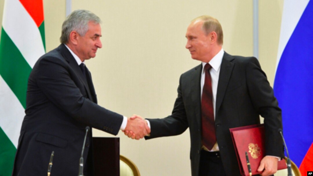 Rossiya Prezidenti Vladimir Putin (o'ngda) va Abxaziya rahbari Raul Xajimba Sochida, 24-noyabr, 2014-yil.