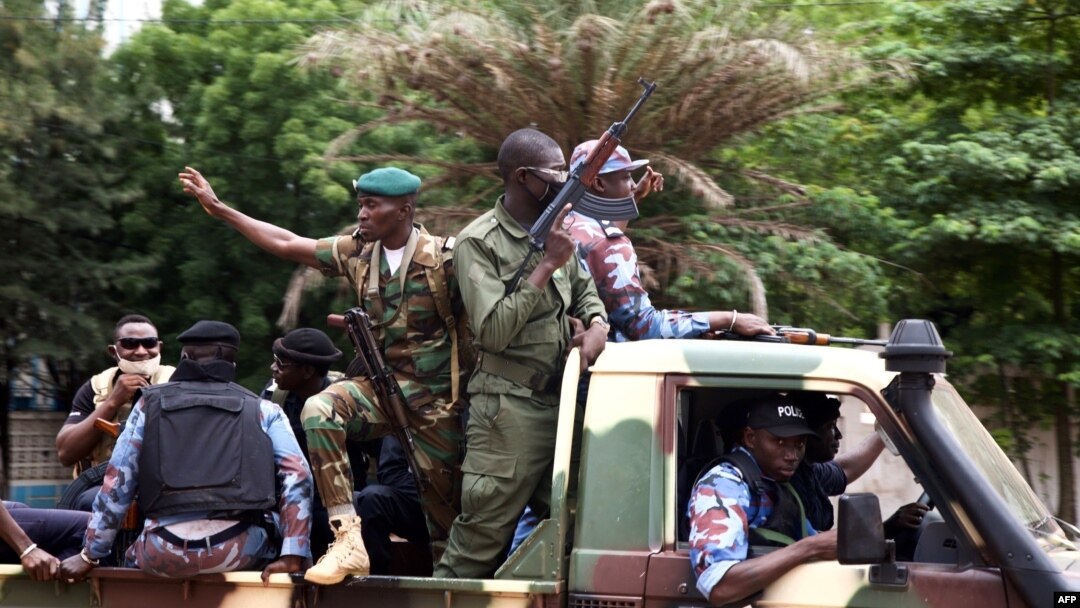 Tentara Mali melewati jalan-jalan Bamako, Mali, 19 Agustus 2020, sehari setelah pasukan pemberontak menangkap Presiden Mali Ibrahim Boubacar Keita dan Perdana Menteri Boubou Cisse dalam eskalasi dramatis dari krisis selama berbulan-bulan. (Foto: AFP)