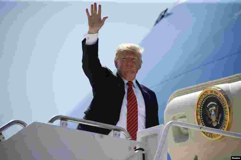 U.S. President Donald Trump waves to Marines as he departs Marine Corps Air Station Yuma in Yuma, Arizona, Aug. 22, 2017. 