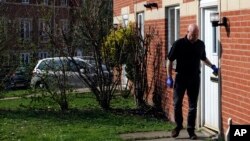 Polisi meninggalkan rumah Khalid Masood di Quayside, Birmingham, Inggris, Kamis, 23 Maret, 2017. (AP Photo)