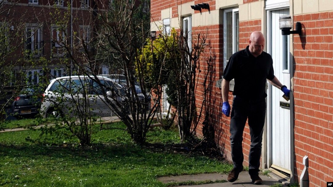 Polisi meninggalkan rumah Khalid Masood di Quayside, Birmingham, Inggris, Kamis, 23 Maret, 2017. (AP Photo)