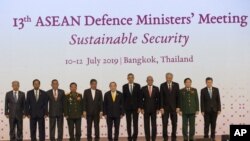 Para menteri pertahanan ASEAN berfoto bersama menjelang Pertemuan Para Menteri Pertahanan ASEAN, di Bangkok, Thailand, 11 Juli 2019.