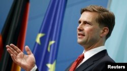 New German government spokesman Steffen Seibert gestures as he is introduced into his office in Berlin August 16, 2010. REUTERS/Fabrizio Bensch (GERMANY - Tags: POLITICS HEADSHOT)